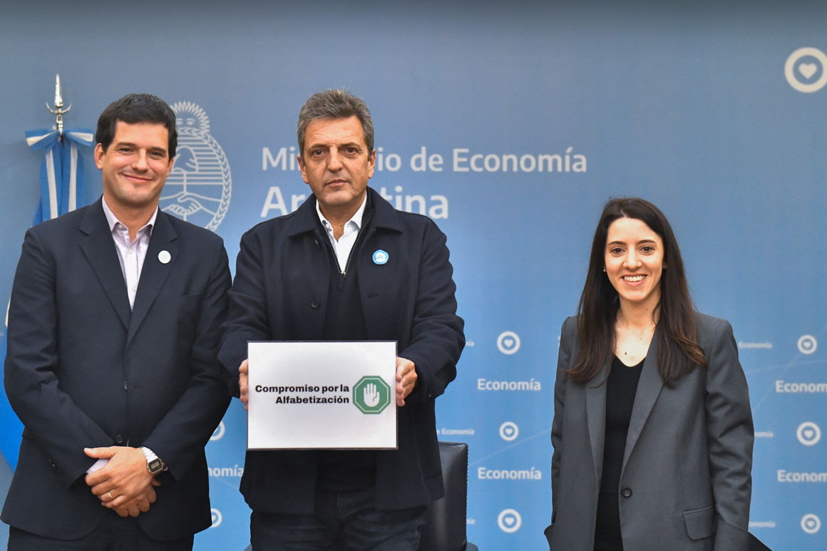 Sergio Massa es el primer candidato en asumir el Compromiso por la Alfabetizaci&oacute;n